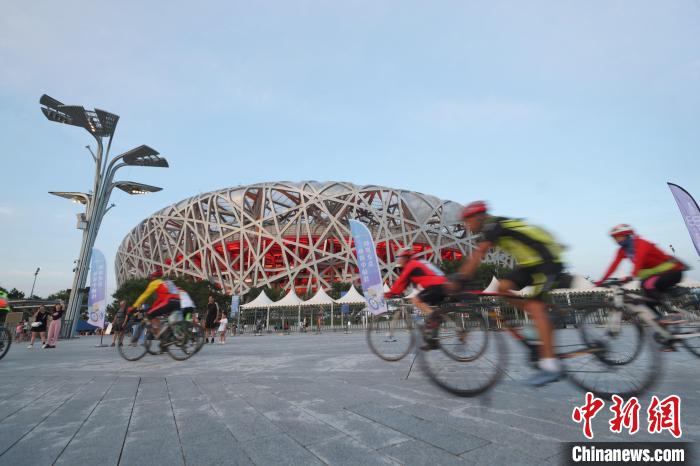 北京奥林匹克中心区庆典广场开幕，标志着第十