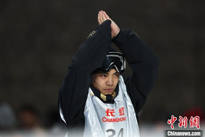 中国选手杨文龙摘得单板大跳台铜牌 苏翊鸣失误