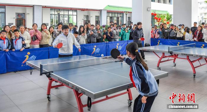 国乒名将走进校园传递乒乓精神