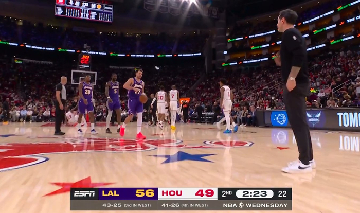 东契奇拼抢篮板逆转战局 火箭半场领先湖人