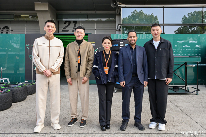 杨鸣现身F1活动展露新面 解说与球队接洽引关注