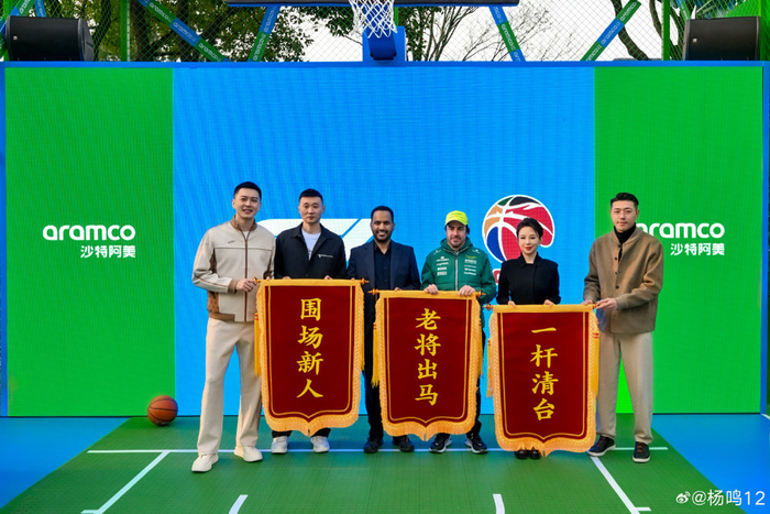 杨鸣现身F1活动展露新面 解说与球队接洽引关注