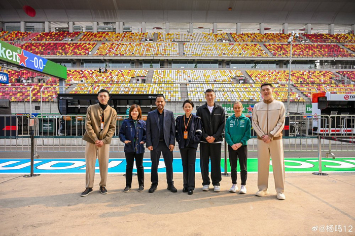 杨鸣现身F1活动展露新面 解说与球队接洽引关注