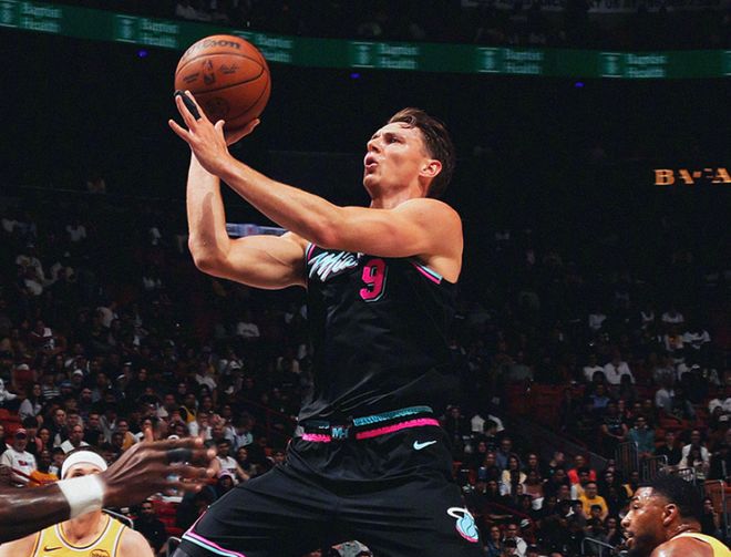 湖人8连胜东契奇砍60分 詹姆斯里程碑之夜助球队