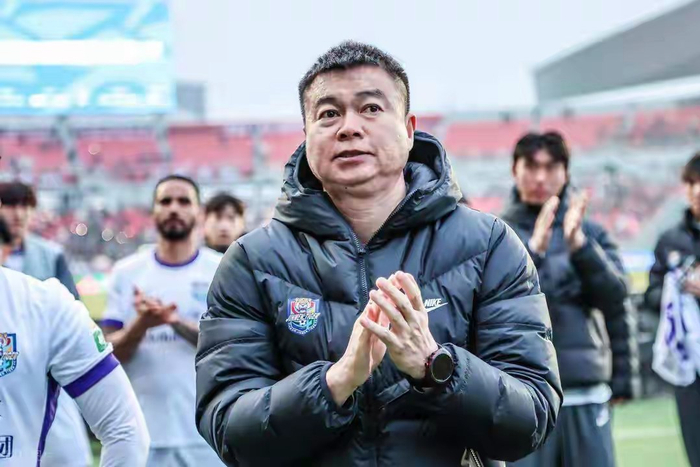 于根伟直播回应球迷质疑展现担当与情商