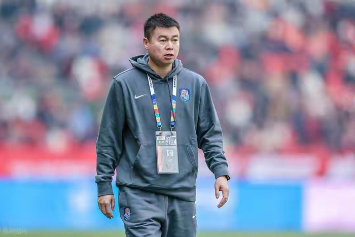 于根伟直播回应球迷质疑展现担当与情商