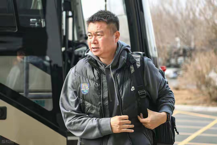 于根伟直播回应球迷质疑展现担当与情商